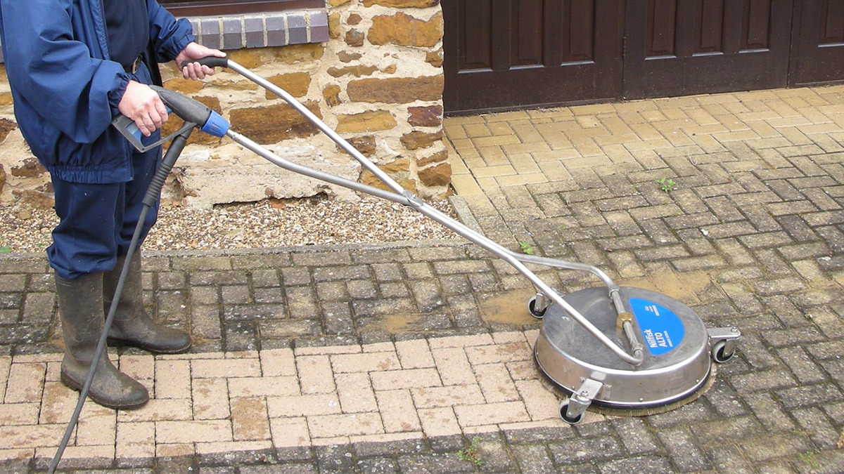 gutter-cleaning-hull-dirty-exterior-cleaning-gutters-fascias-soffits
